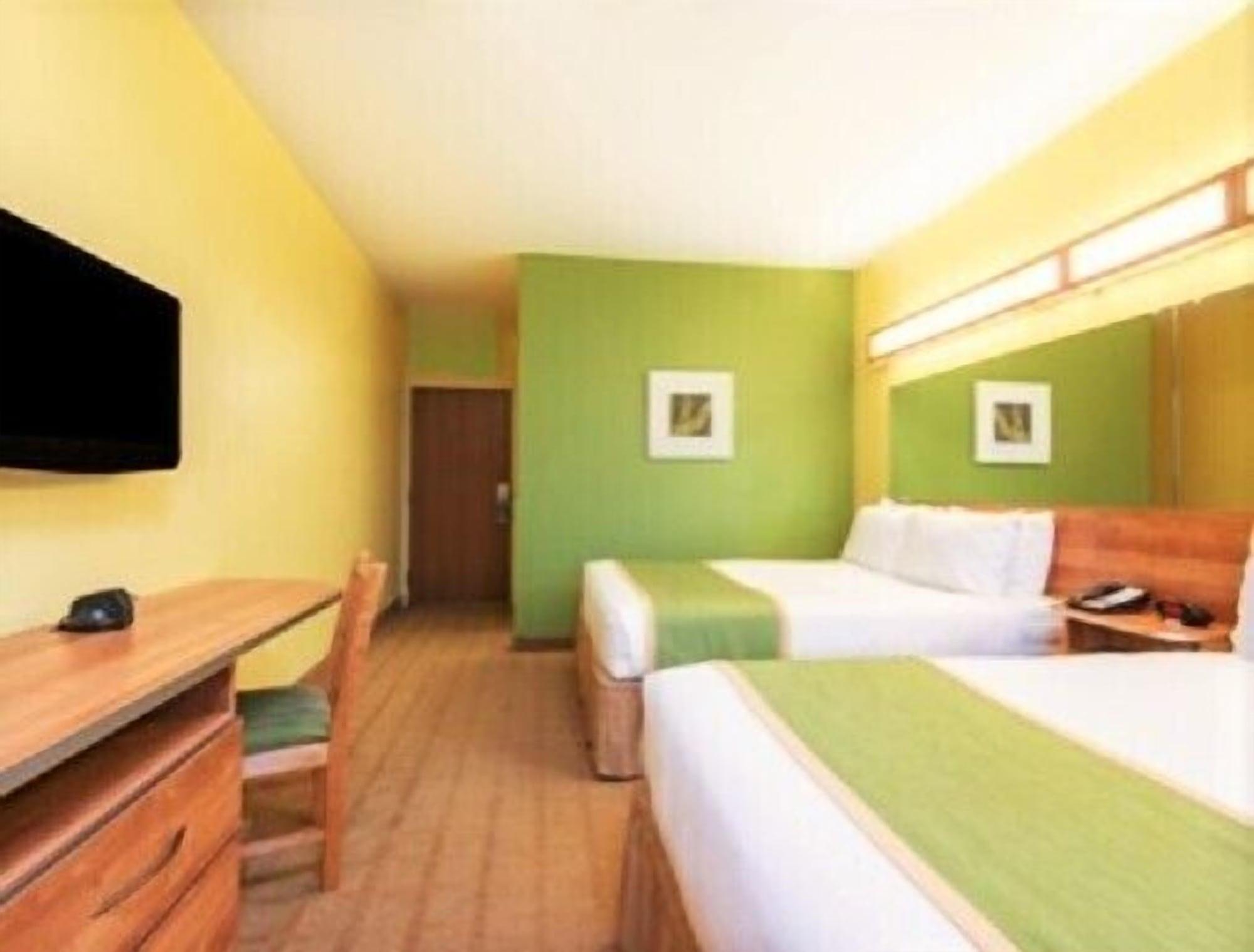 Microtel Inn And Suites By Wyndham Opelika Exterior photo