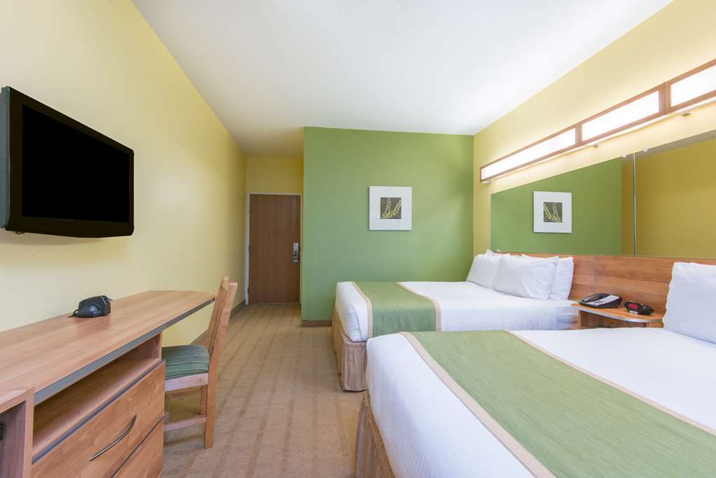Microtel Inn And Suites By Wyndham Opelika Room photo